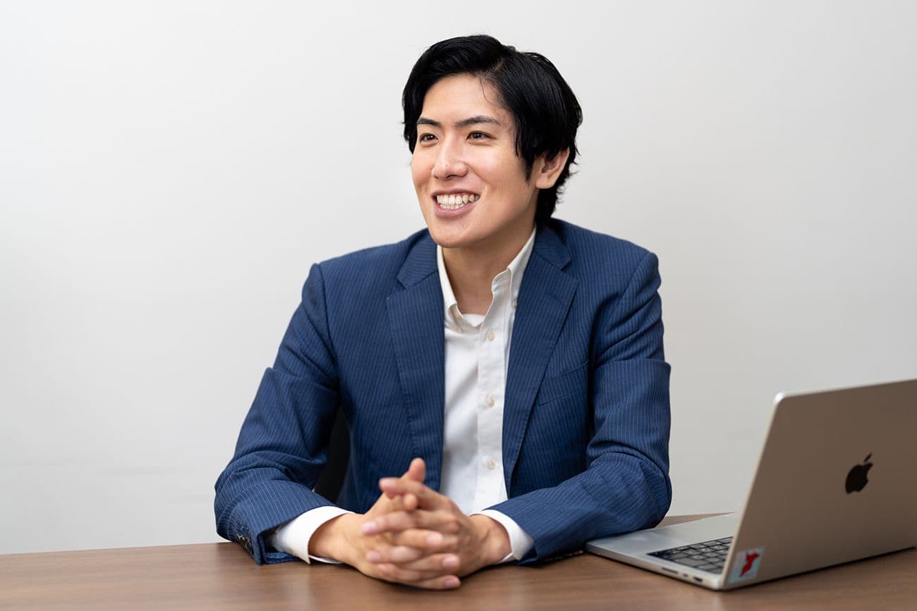 Braze カスタマーエクスペリエンス本部 カスタマーサクセス部 プリンシパル カスタマーサクセスマネージャー 紺野 賢氏
ノートパソコンを前に机に座っている。