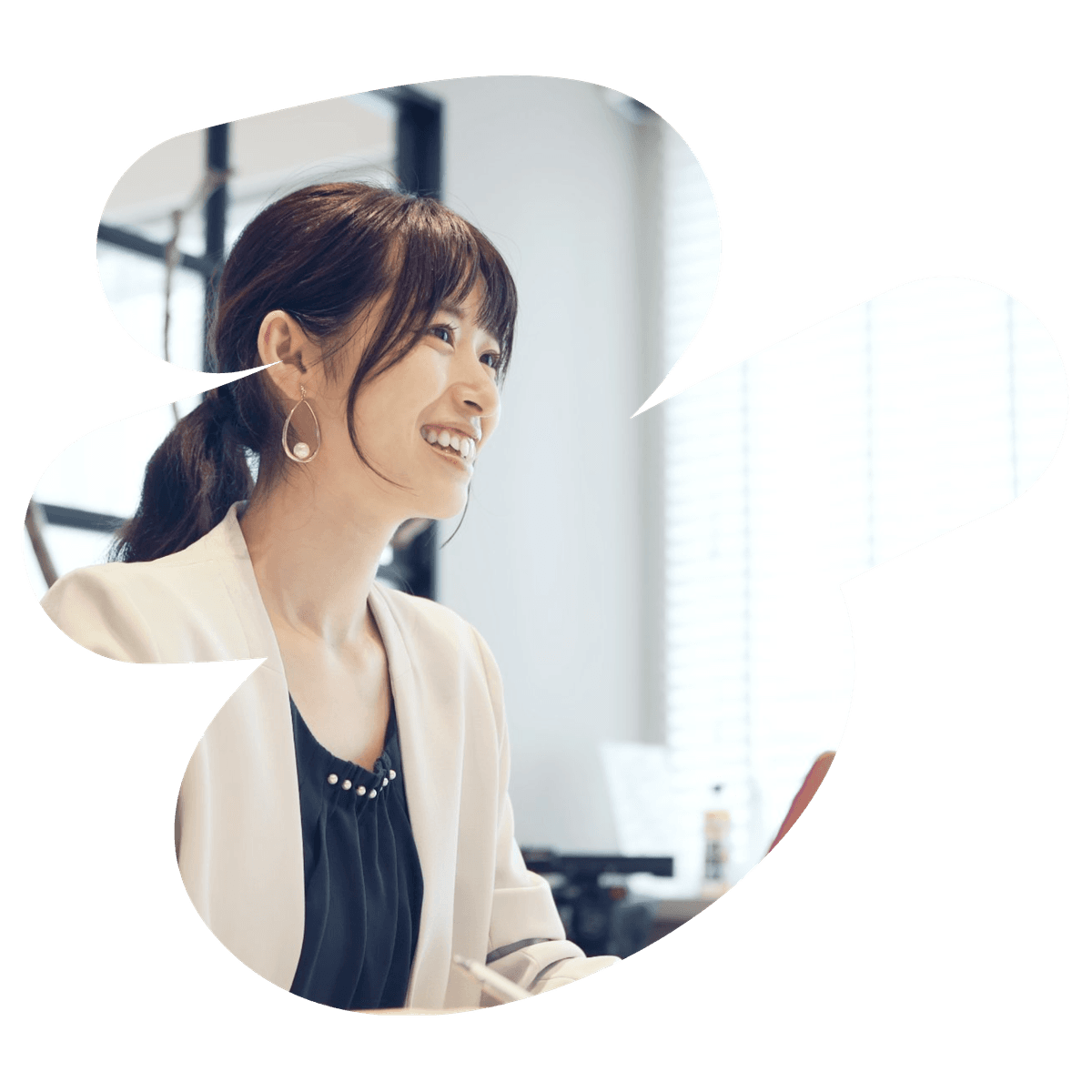 ブレザーを着たアジア人女性が笑顔で、吹き出しの形に切り取られている。