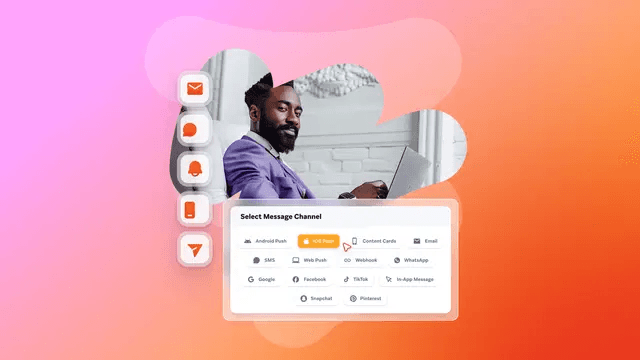Interface de usuário para seleção de canais de comunicação, com destaque para o iOS Push, e uma imagem de um homem usando um laptop ao fundo.