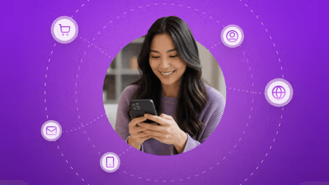 Mujer joven sonriente usando su teléfono móvil, rodeada de iconos digitales sobre un fondo morado que representan compras, redes sociales y comunicación en línea.