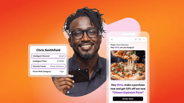 Um homem sorridente, Chris Smithfield, aparece com seu perfil de cliente e uma oferta personalizada de pizza por e-mail para celular.