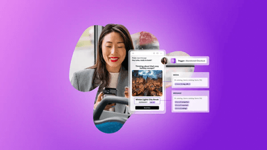 Uma mulher sorridente usa um smartphone que exibe uma oferta de viagem, com elementos de interface do usuário sobrepostos para um gatilho de carrinho abandonado e mensagens.