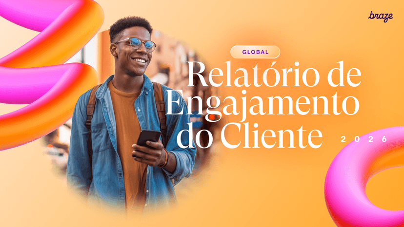 A smiling Black man in glasses holding a phone, on an orange background with abstract pink and orange shapes and the text "GLOBAL Relatório de Engajamento do Cliente 2026".
