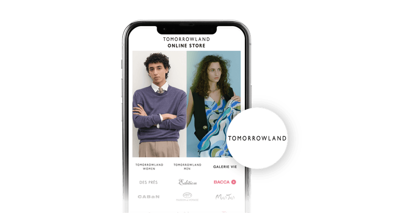 ファッションモデルが写った「Tomorrowland」のオンラインストアアプリを表示したスマートフォンに、円形の「Tomorrowland」ロゴが重ねられている。