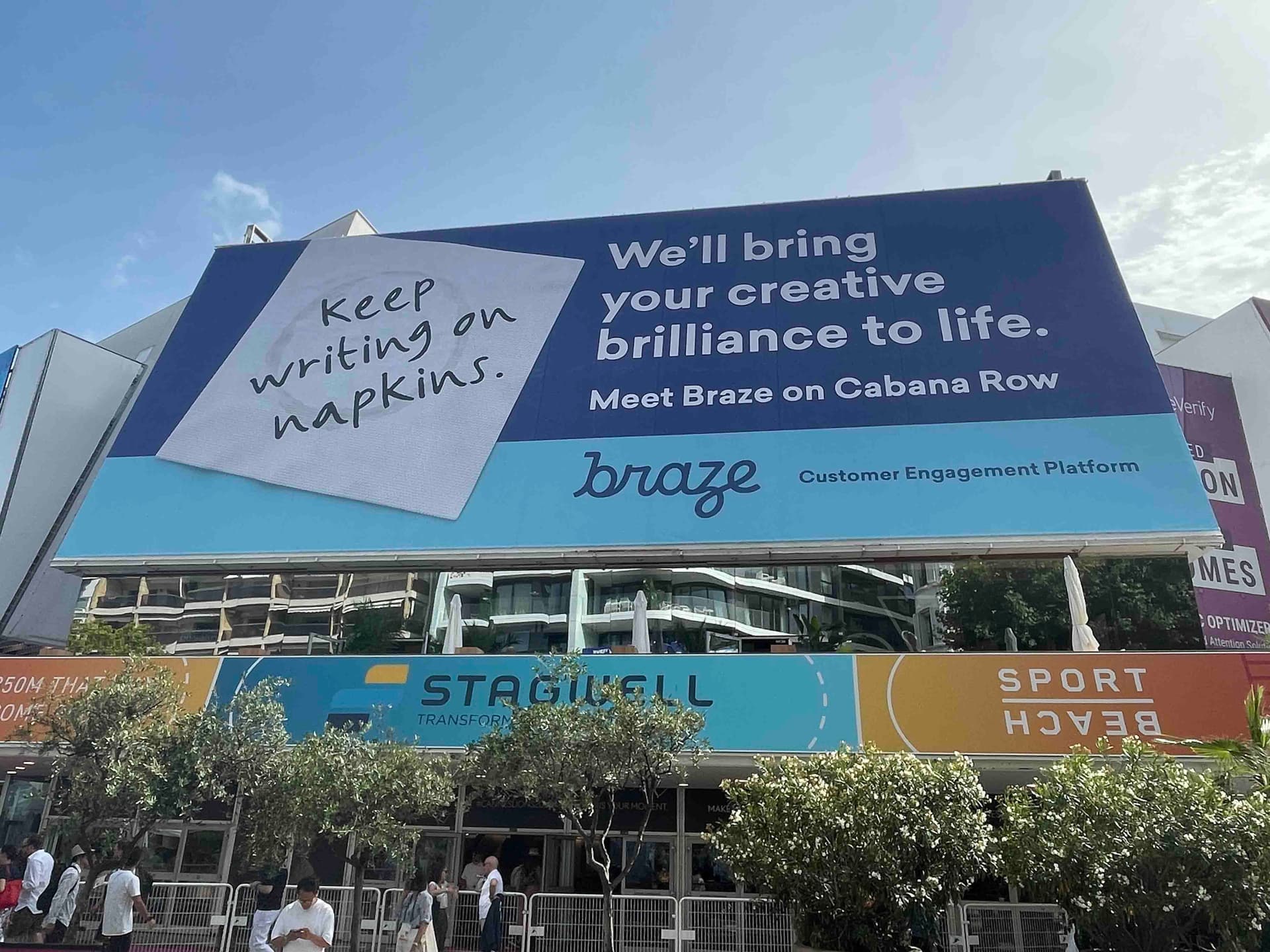 (会場入り口付近の巨大看板。Brazeはマーケター、クリエイターを応援しています!)