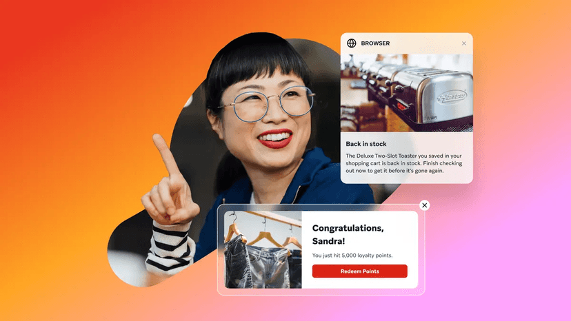 Uma mulher sorridente aponta para cima, com pop-ups exibindo uma notificação de que a torradeira "de volta ao estoque" e uma mensagem de parabéns por "5.000 pontos de fidelidade".