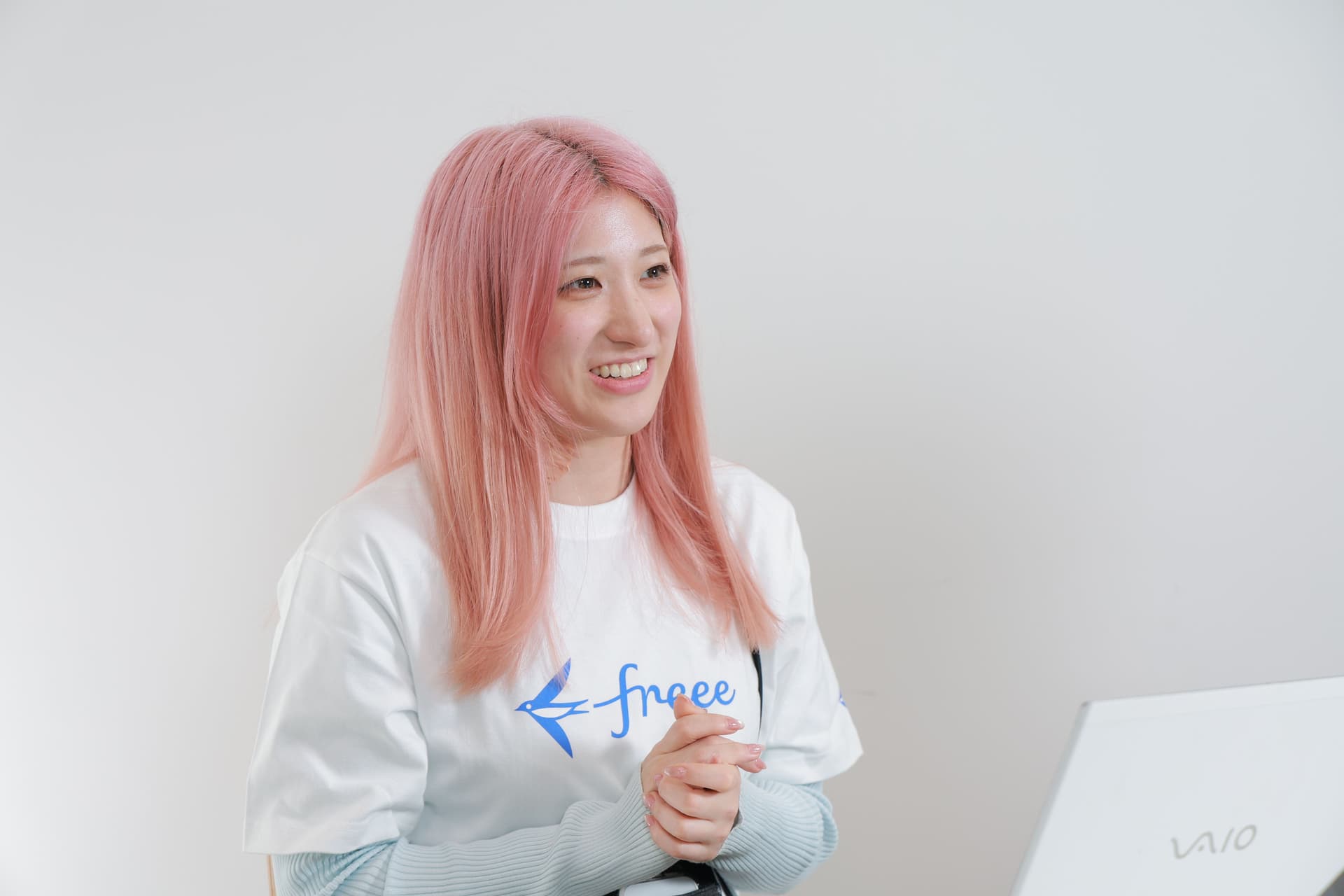 個人スモール横断/横断マーケティング/Demand Generation/Lead Nurturing 安藤 真帆氏。ピンクの髪の毛でfreeeのロゴTシャツを着ている