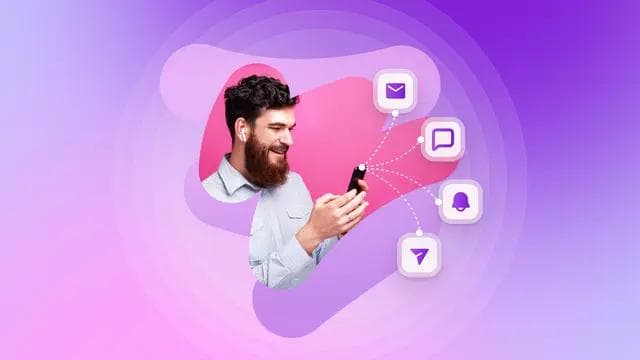 Homem olhando para o celular com ícones de acesso a e-mail, bate-papo, notificações e envio.