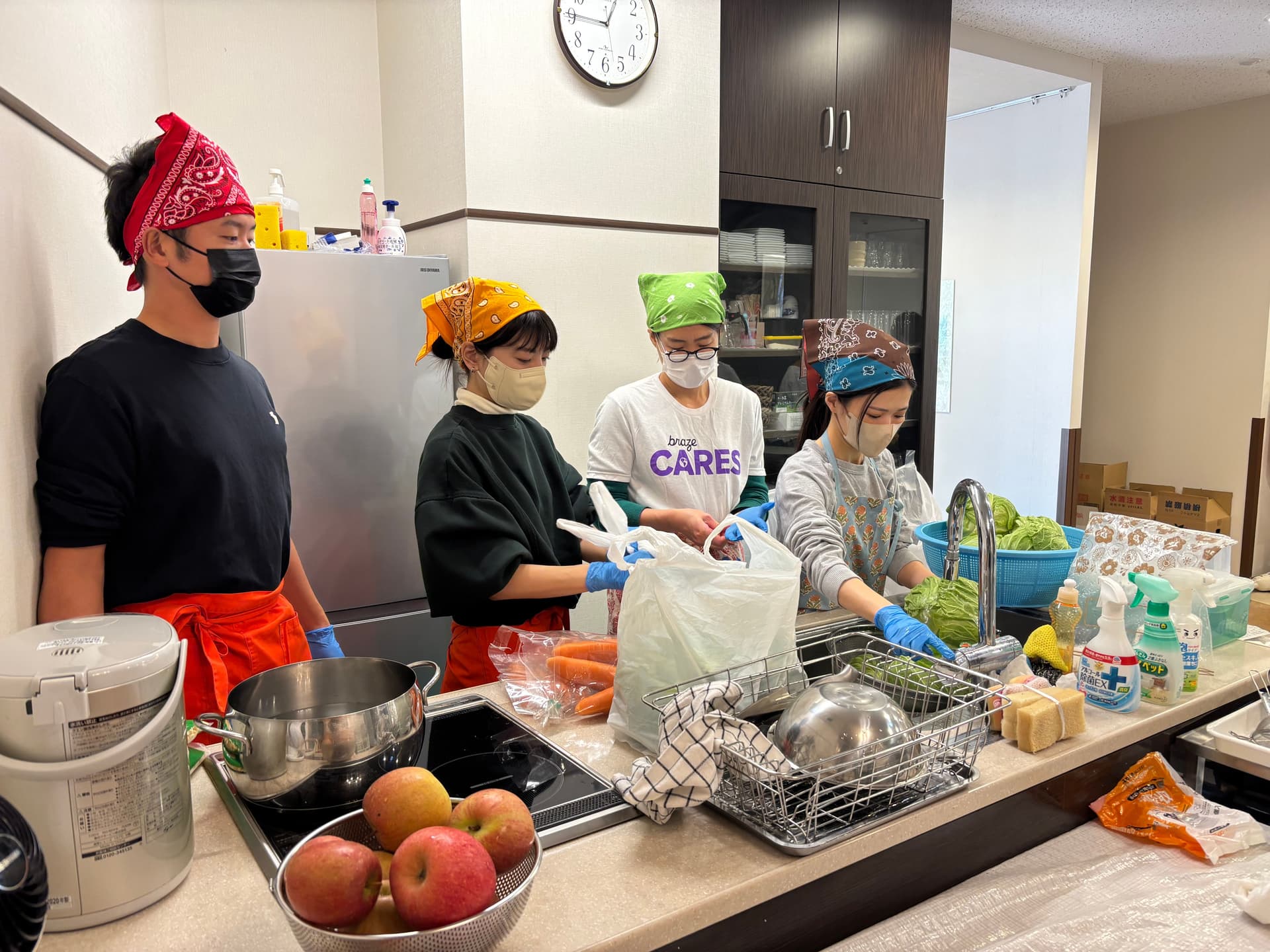 大量のキャベツを洗って刻んでいきます。