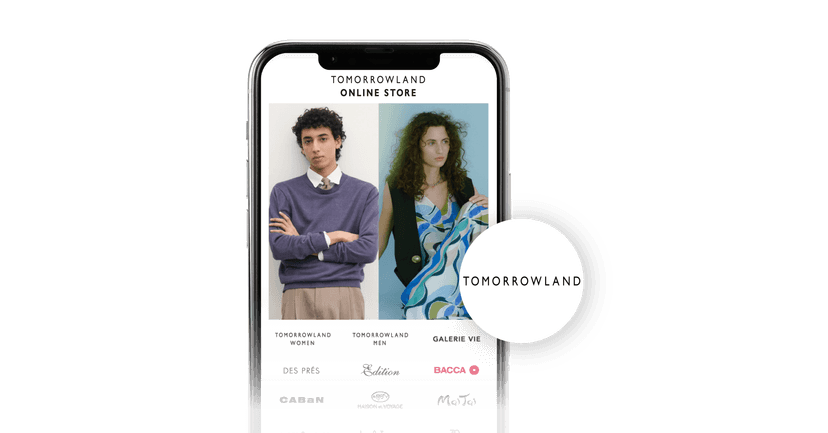 ファッションモデルが写った「Tomorrowland」のオンラインストアアプリを表示したスマートフォンに、円形の「Tomorrowland」ロゴが重ねられている。