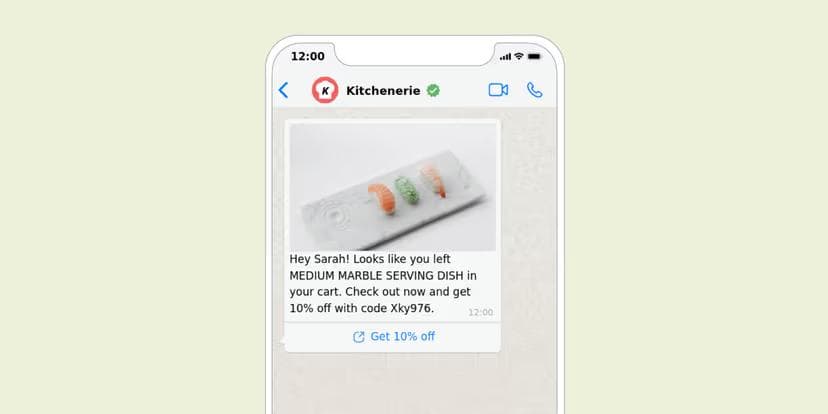Tela de celular mostrando uma conversa no WhatsApp com a loja Kitchenerie, exibindo foto de uma travessa de mármore com sushi e uma mensagem de carrinho abandonado oferecendo 10% de desconto.