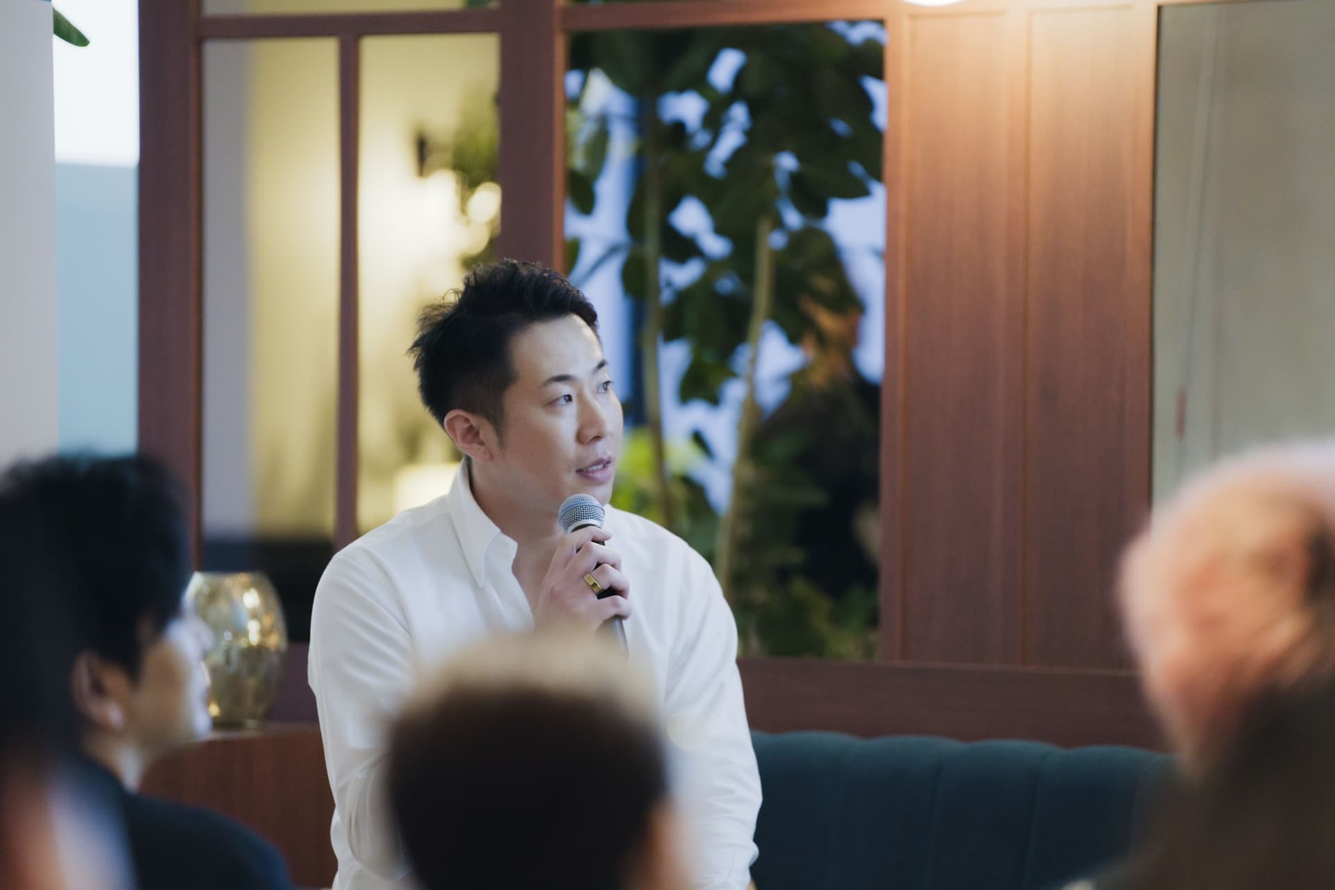 an advertisement for mobile stars in a foreign language .