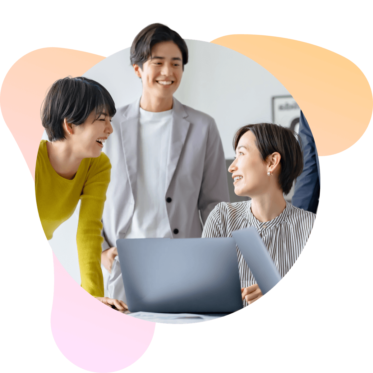 オフィスで笑顔を交わしながら協力し合う、多様なメンバーたち。