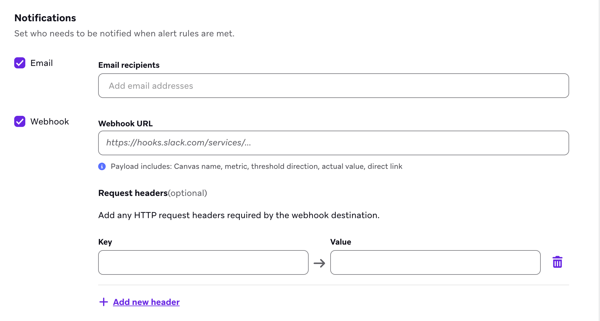 Der Abschnitt „Benachrichtigungen“ im Panel „Alarm konfigurieren“ mit E-Mail- und Webhook-Umschaltern, einem Feld für E-Mail-Empfänger:innen, einem Webhook-URL-Feld, einem Hinweis zum Payload-Inhalt und optionalen Anfrage-Header-Feldern.