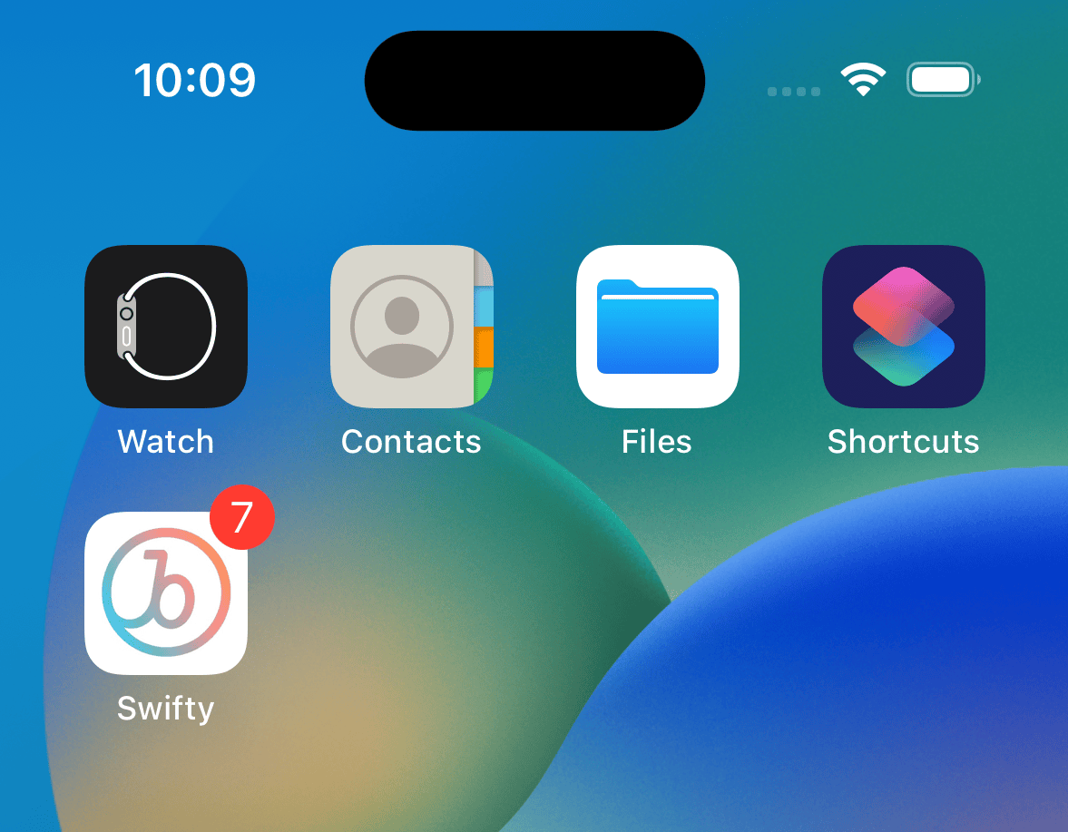 Ein iPhone-Startbildschirm, auf dem eine Braze-Beispiel-App namens „Swifty“ mit einem roten Badge angezeigt wird, auf dem die Zahl 7 zu sehen ist