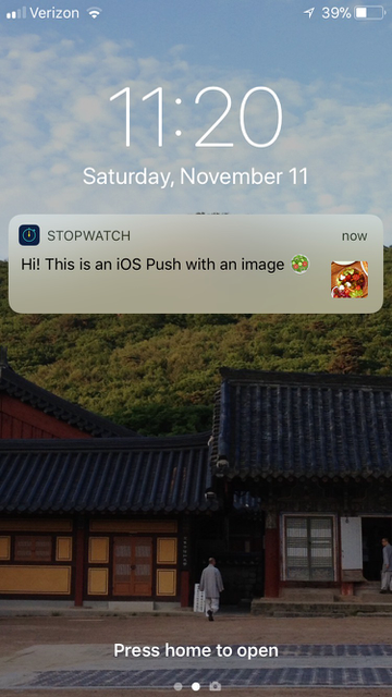 iOS-Push-Benachrichtigung mit dem Text „Hi! This is an iOS Push with an image“ und einem Emoji. Neben dem Text befindet sich ein kleines Bild.