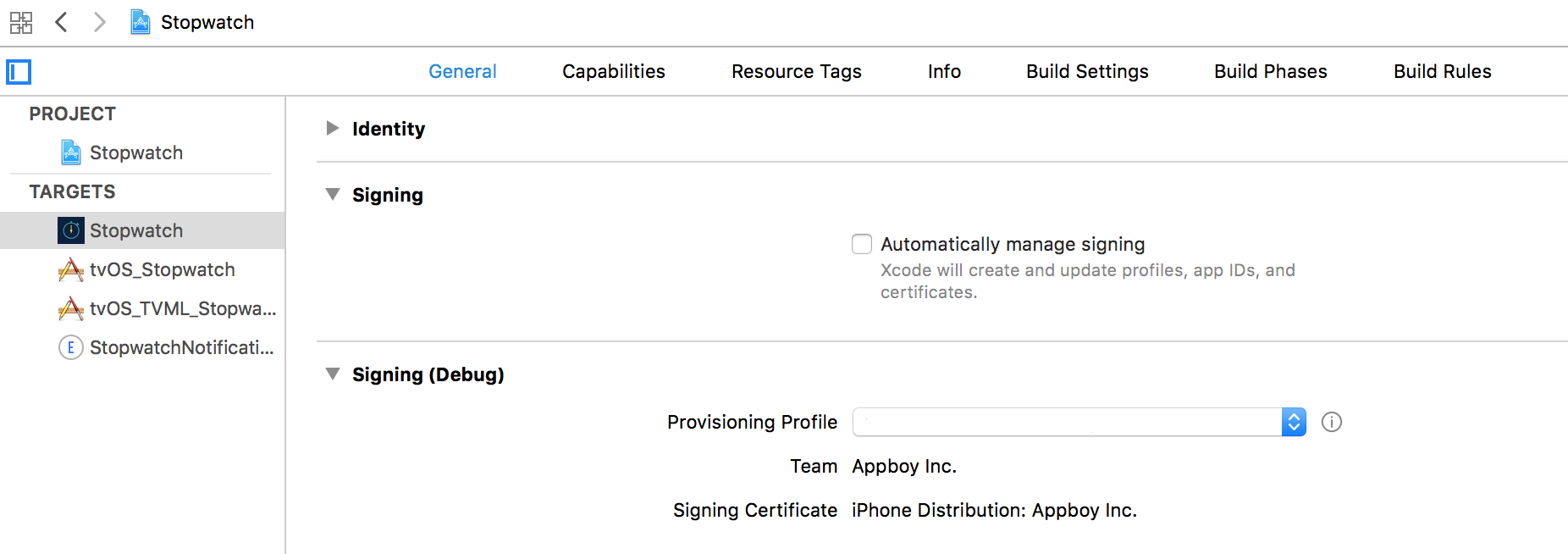 Xcode-Projekteinstellungen mit dem Tab „General“. In diesem Tab ist die Option „Automatically manage signing“ nicht markiert.
