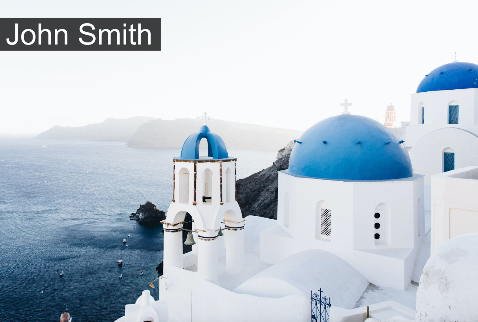 Una iglesia blanca con tejado azul que mira al mar, en la parte superior izquierda de la imagen las palabras "John Smith" se imponen sobre un gran rectángulo oscuro opaco.