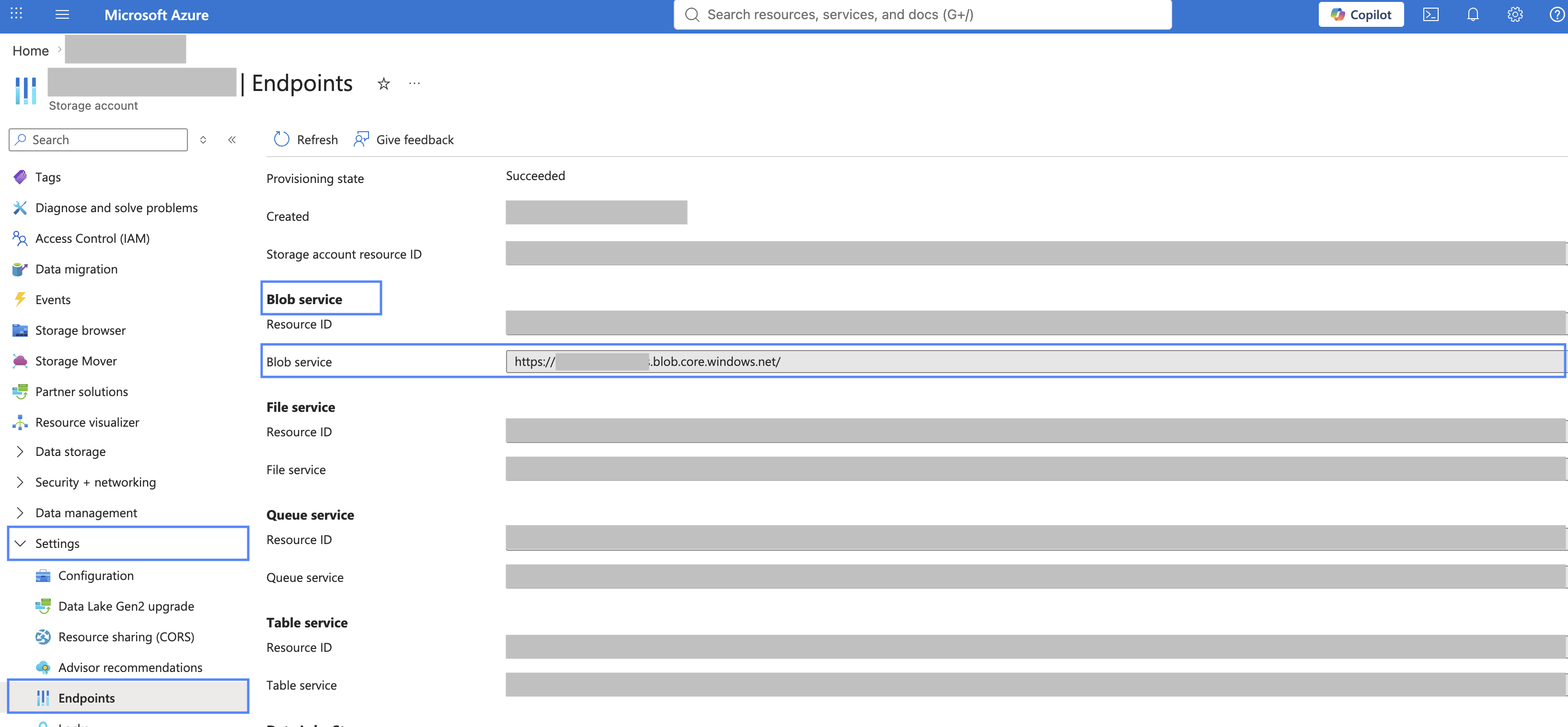 ストレージアカウントのエンドポイントページ。Blob service エンドポイントがハイライトされています。