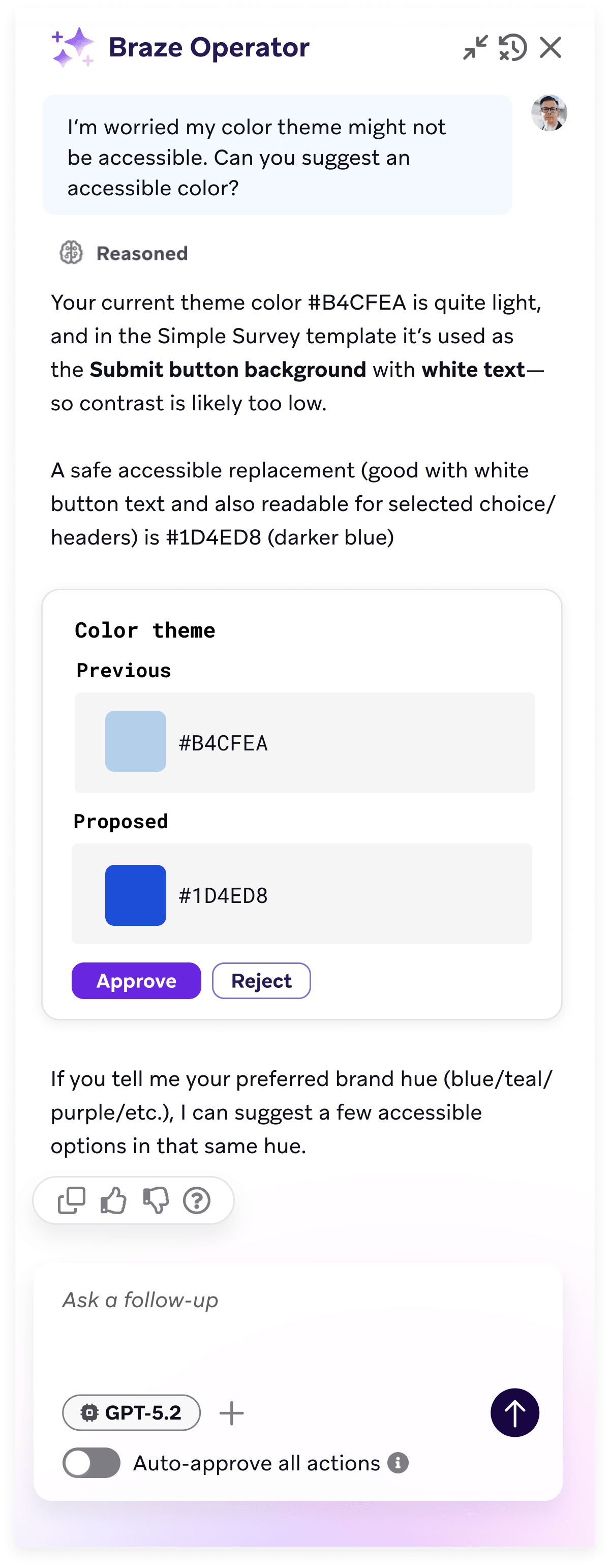 確認のため提案されたアクションカードを表示しているオペレータ。