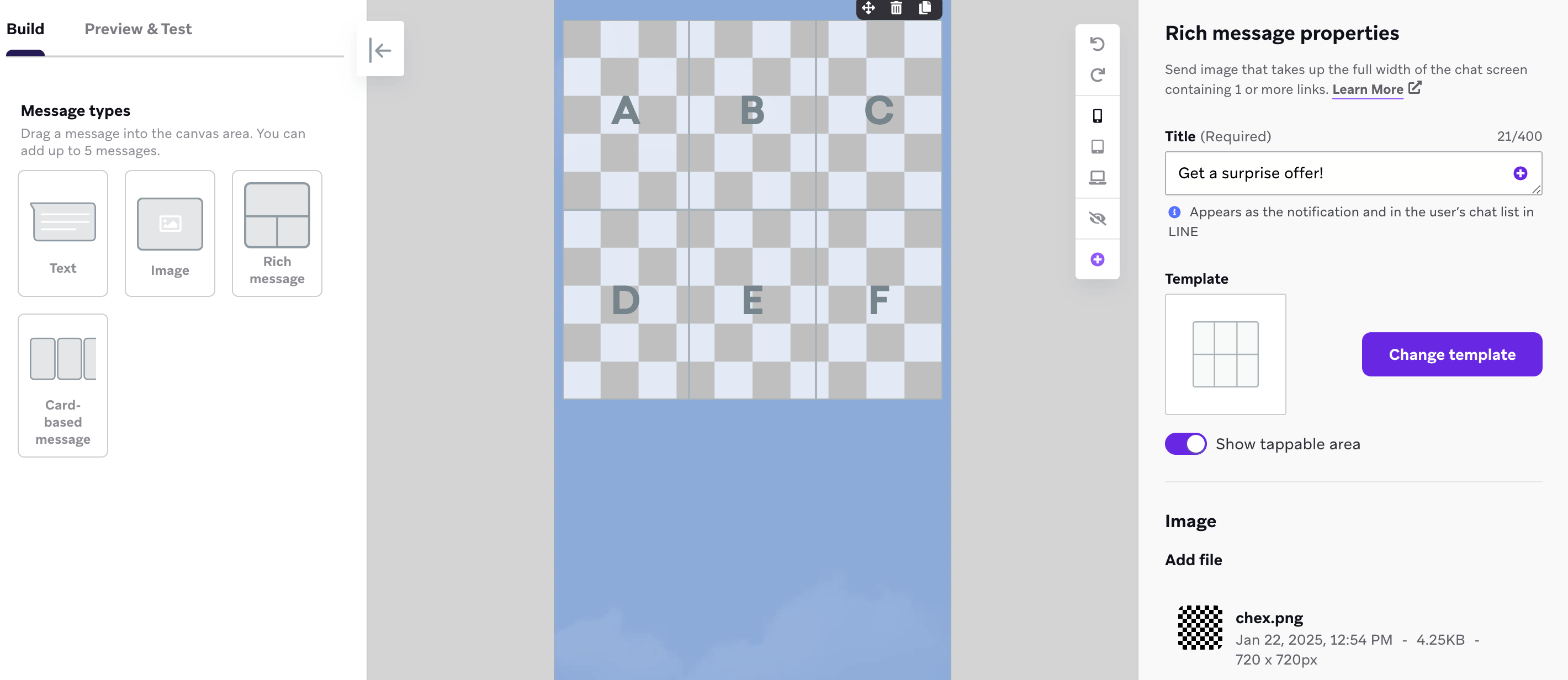 흑백 격자 사진이 포함된 6각형의 리치 메시지로, 사용자가 탭하면 무작위 제안을 받을 수 있습니다.